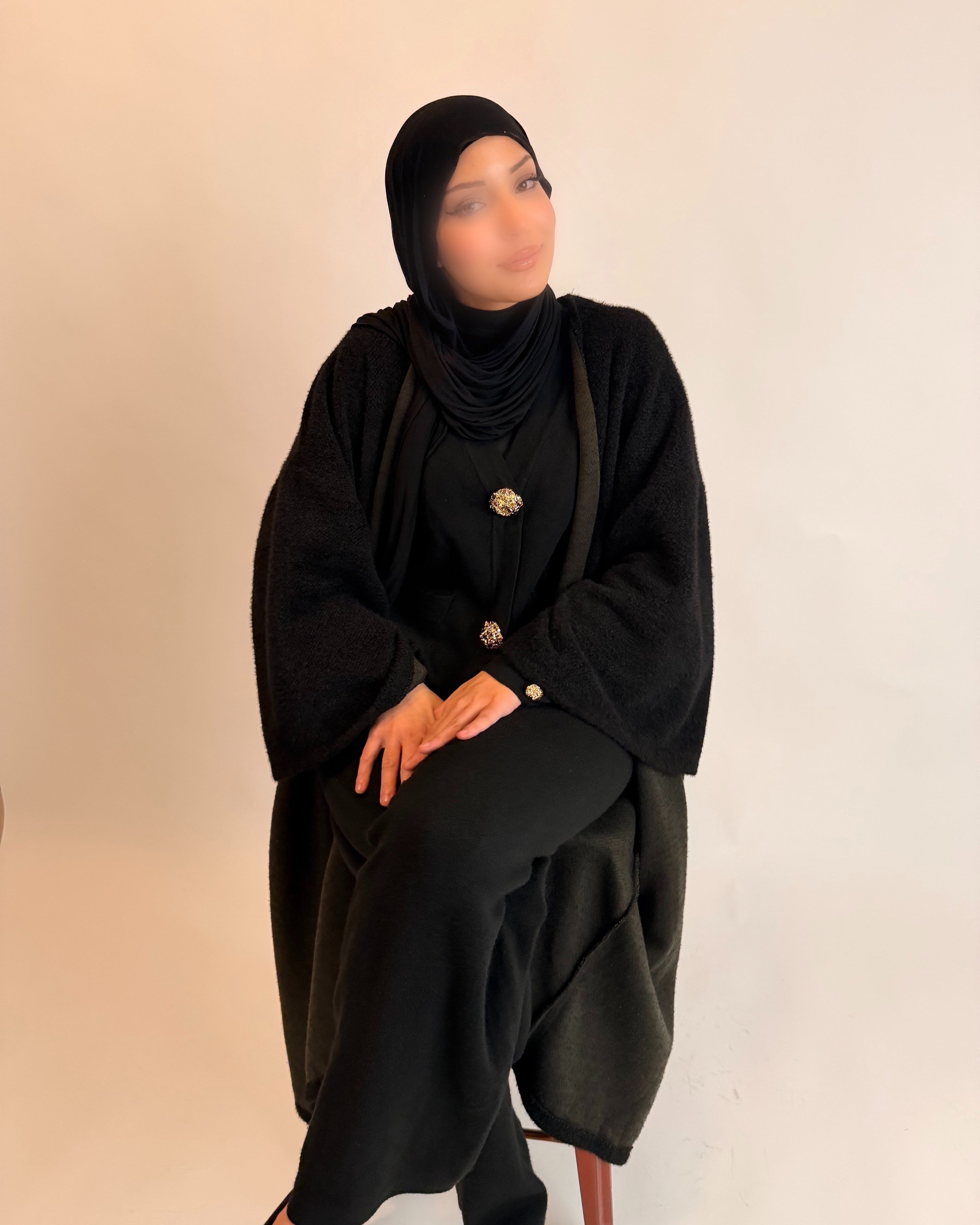 Ensemble noir à boutons dorés