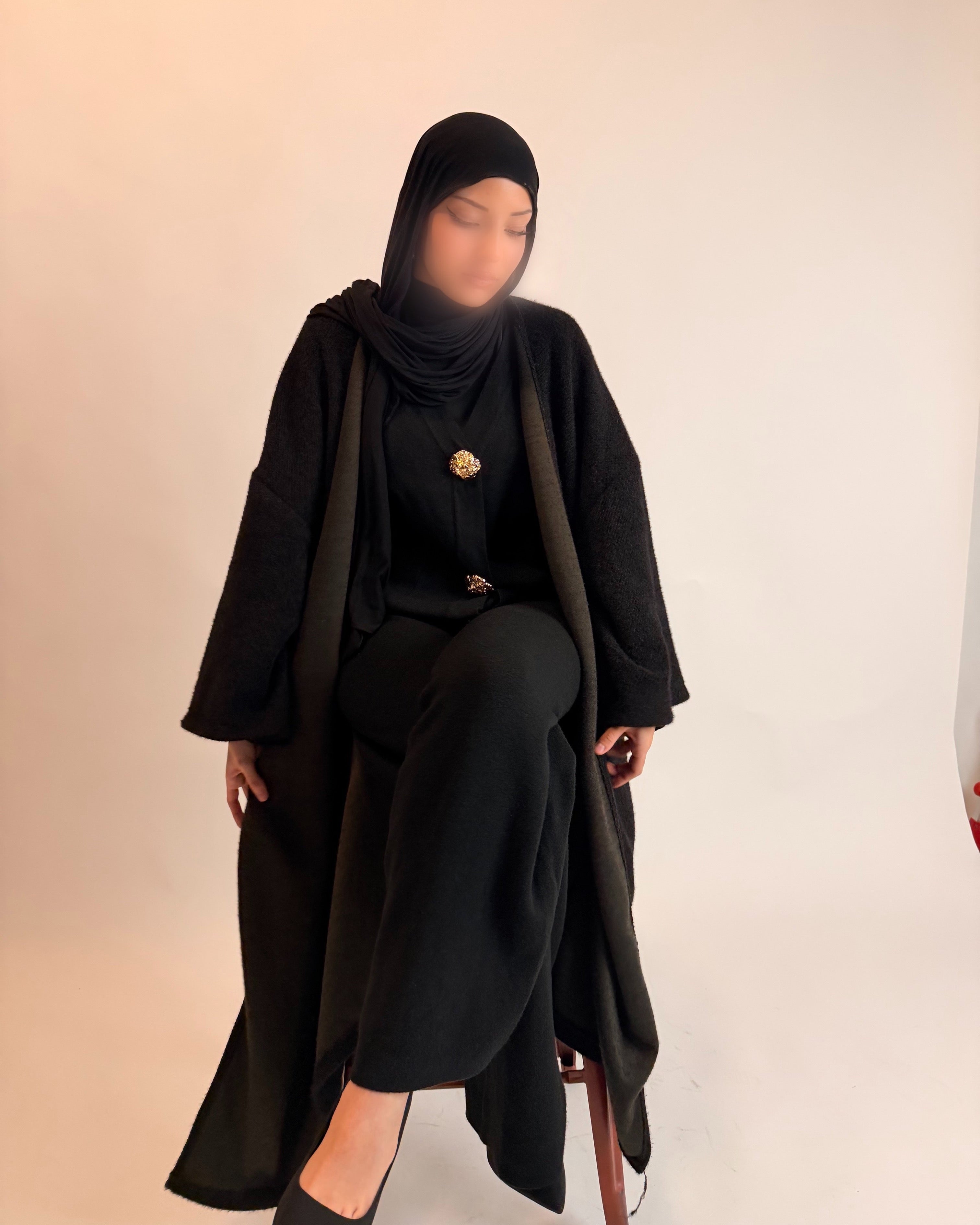 Ensemble noir à boutons dorés