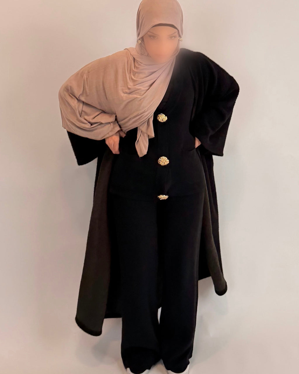 Ensemble noir à boutons dorés